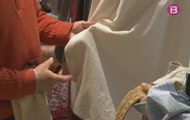 Na Bel es vesteix amb la indumentària pagesa tradicional