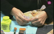 Llom amb col, safata de vidre amb decoupage i pastes de te al tall